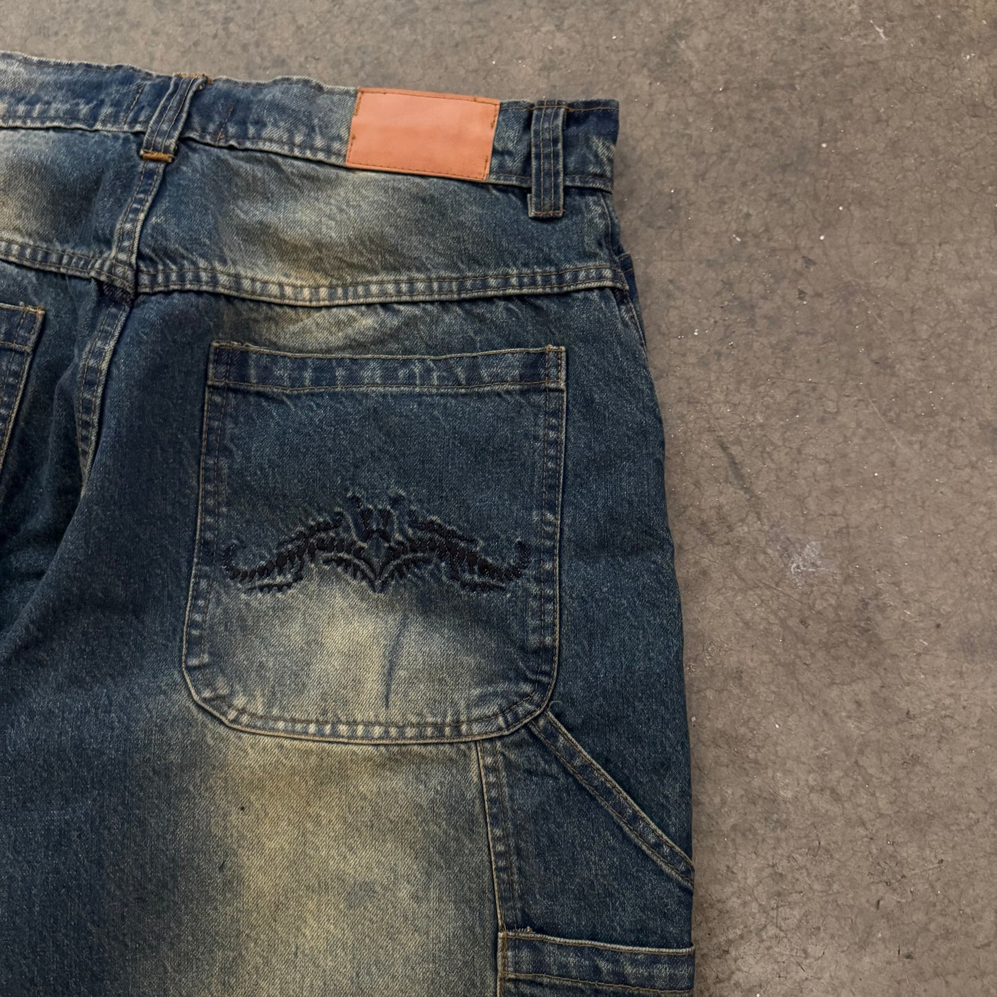 DIRTY BLUE DOUBLE KNEES